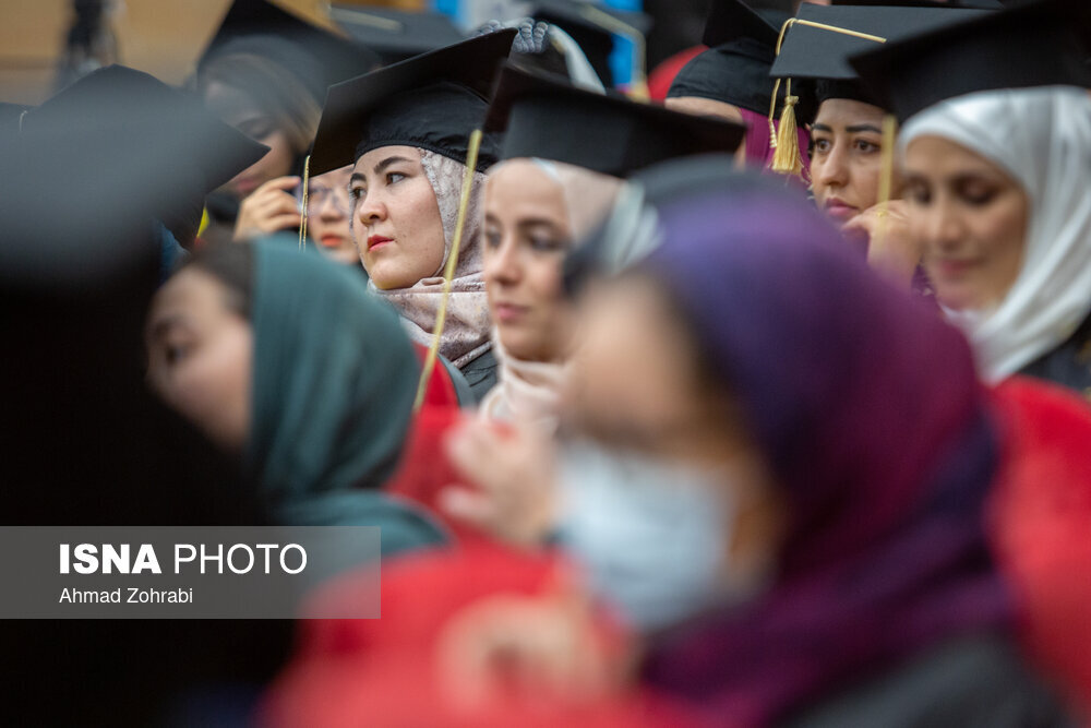 پوشش و حجاب دانشجویان در مراسمی با حضور رئیس جامعه مدرسین حوزه علمیه قم و وزیر علوم + عکسها