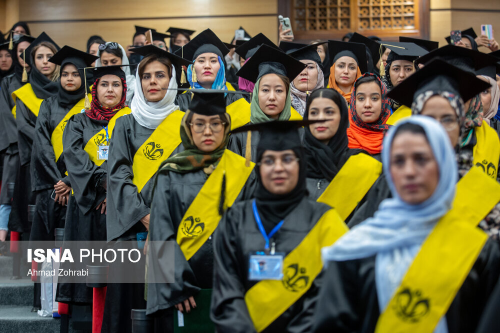 پوشش و حجاب دانشجویان در مراسمی با حضور رئیس جامعه مدرسین حوزه علمیه قم و وزیر علوم + عکسها