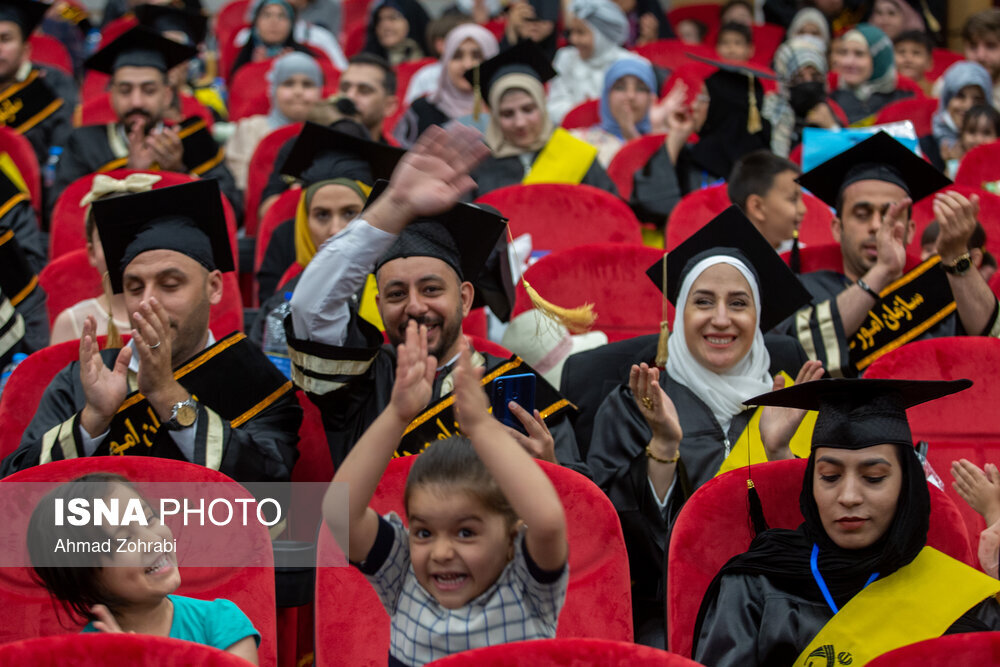 پوشش و حجاب دانشجویان در مراسمی با حضور رئیس جامعه مدرسین حوزه علمیه قم و وزیر علوم + عکس‌ها