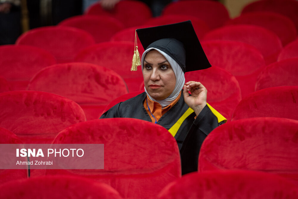 پوشش و حجاب دانشجویان در مراسمی با حضور رئیس جامعه مدرسین حوزه علمیه قم و وزیر علوم + عکسها