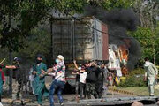 ببینید | آتش زدن اقامتگاه نخست وزیر پاکستان توسط هواداران عمران‌خان