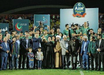 "شمس‌آذر" کاپ قهرمانی لیگ یک فوتبال را بالای سربرد