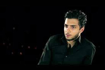 عکس | بنر جنجالی در دانشگاه؛ «مهراد هیدن» رپر زیرزمینی الگوی حجاب شد