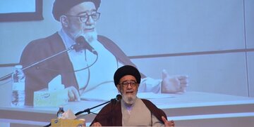 خطیب جمعه تبریز: شاهدیم،آمریکا برای مذاکره با ایران، «با زبان بی‌زبان»، ابراز تمایل کرده