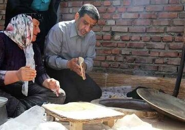 مشارکت «آقای وزیر» در پخت نان با تنور سنتی + عکس‌ها 