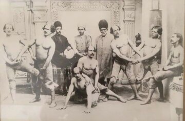 تصویری دیده نشده از زورخانه‌ای در تجریش، اواخر دوره قاجار/ عکس