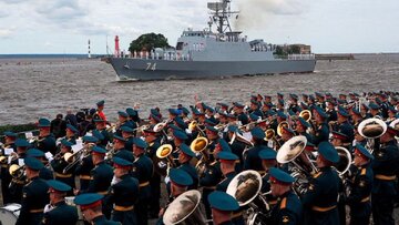 رونمایی از «تمبر یادبود» ماموریت موفق دریانوردی به دور دنیای «ناوگروه ۸۶» + عکس‌ها   