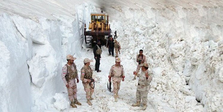 مرزبانی میان برف عجیب چند متری در اواسط بهار/ عکس