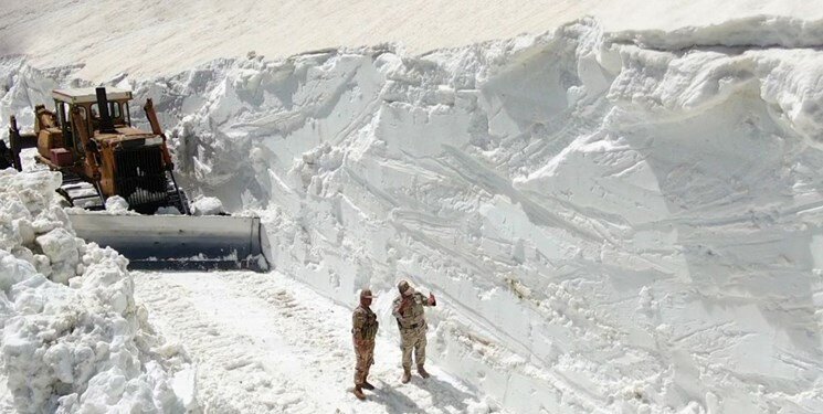 مرزبانی میان برف عجیب چند متری در اواسط بهار/ عکس