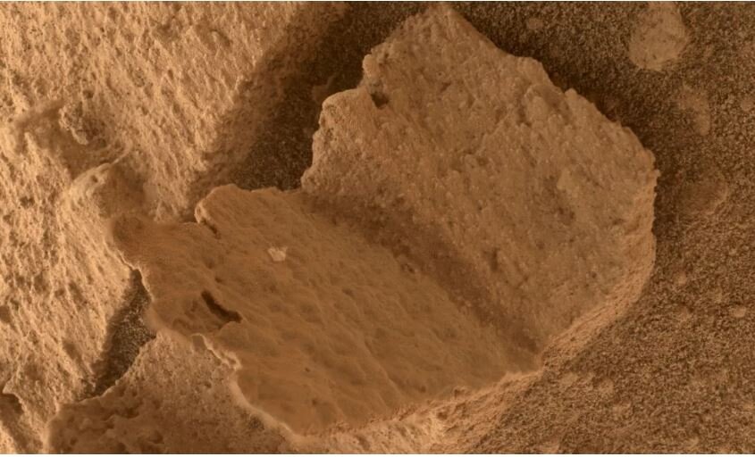 پیدا شدن کتابی عجیب در سطح مریخ / عکس