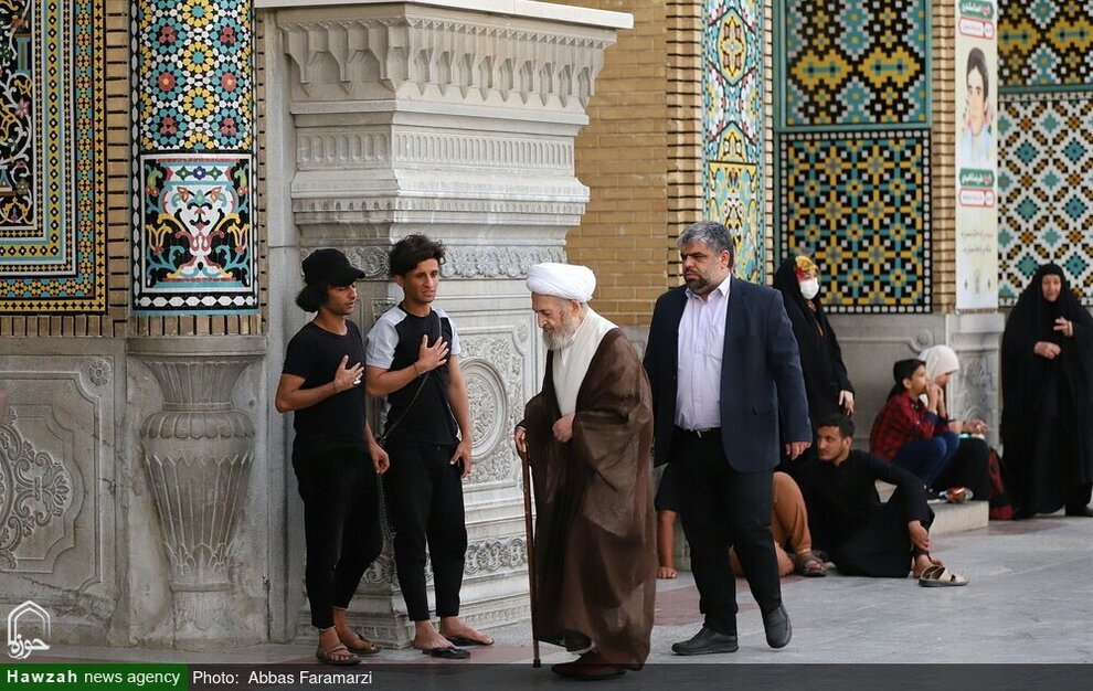 دور از غوغا، آرامش کنار یار / آیتالله سبحانی سر مزار همسرش + عکسها