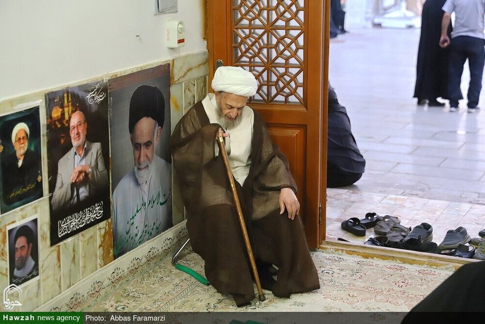 دور از غوغا، آرامش کنار یار / آیتالله سبحانی سر مزار همسرش + عکسها