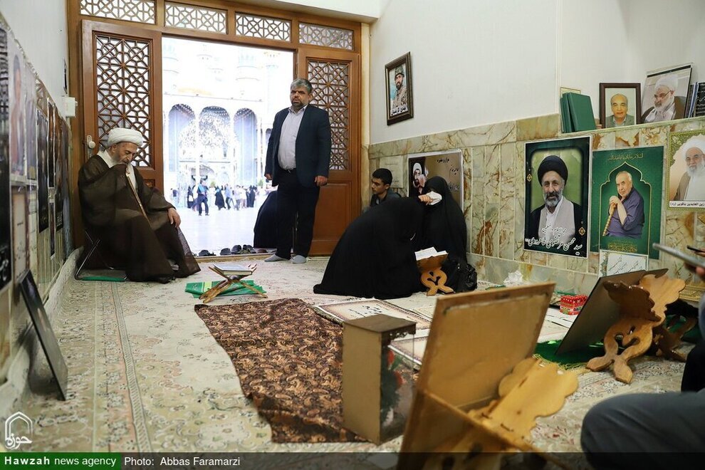 دور از غوغا، آرامش کنار یار / آیتالله سبحانی سر مزار همسرش + عکسها