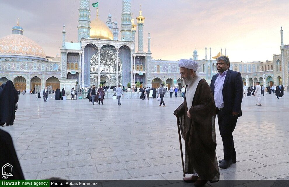 دور از غوغا، آرامش کنار یار / آیتالله سبحانی سر مزار همسرش + عکسها