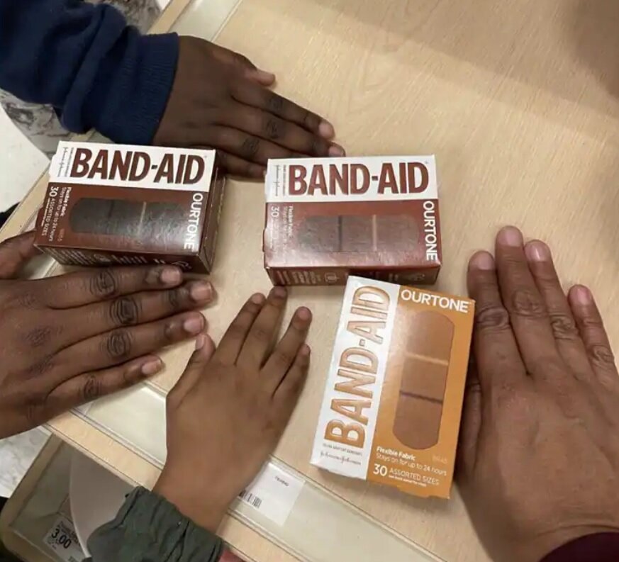 چطور تولید چسب زخم براساس رنگ پوست چالشبرانگیز شد؟/ عکس