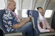 عکس | حرکت جنجالی داخل هواپیما؛ نادیده گرفتن حق مردم و کم کردن فاصله صندلی‌ها برای فروش بیشتر!