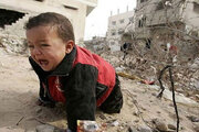 ببینید | لحظات رعب‌آور یک کودک فلسطینی هنگام بمباران رژیم صهیونستی!