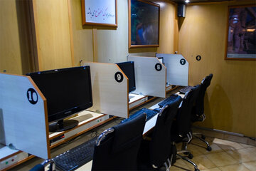 عکس | تصویر جالب یک دختر جوان در کافی‌نت در شمال تهران در بهار ۱۳۷۷