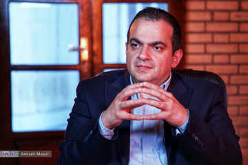 قاسمی: اقتصاد ایران کسی را که ریال نگه دارد، جریمه میکند / دروغ گفتند علم بهتر از ثروت است