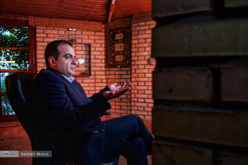 کنایه سنگین یک اقتصاددان به دولت رییسی / دستت را از جیب بانکها بردار، اتوماتیکوار تورم پایین میآید