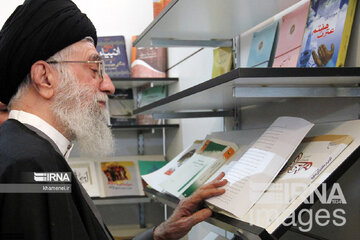 تصاویر | انتشار تصاویر قدیمی از بازدید رهبر انقلاب از نمایشگاه کتاب برای اولین‌بار