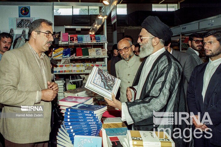 برای اولین‌بار منتشر شد / تصاویر قدیمی از بازدید رهبر انقلاب از نمایشگاه کتاب   