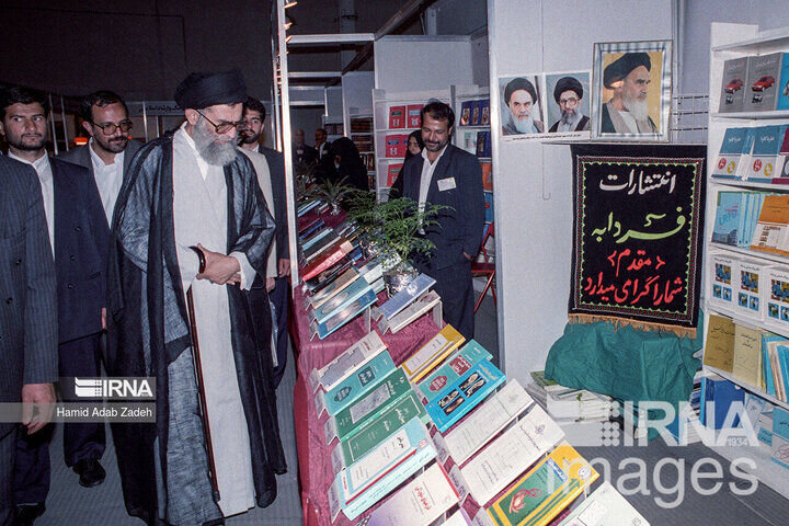 برای اولین‌بار منتشر شد / تصاویر قدیمی از بازدید رهبر انقلاب از نمایشگاه کتاب   