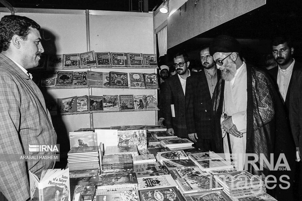 تصاویر قدیمی از بازدید رهبر انقلاب از نمایشگاه کتاب / برای اولین‌بار منتشر شد  
