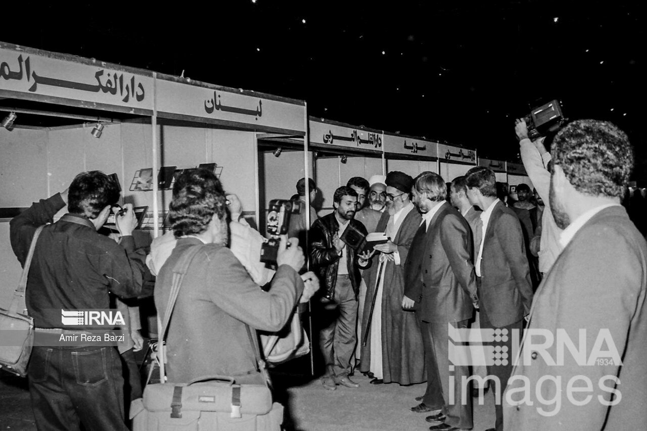 تصاویر قدیمی از بازدید رهبر انقلاب از نمایشگاه کتاب / برای اولینبار منتشر شد