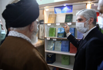 تصاویر | نگاهی به بازدید رهبرانقلاب از نمایشگاه کتاب