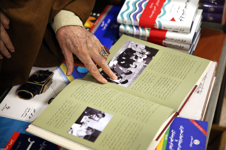 تصاویری از بازدید رهبرانقلاب از نمایشگاه کتاب