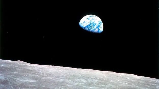 طلوع زمین در افق ماه/ نمادین‌ترین تصویر از کره خاکی/ عکس