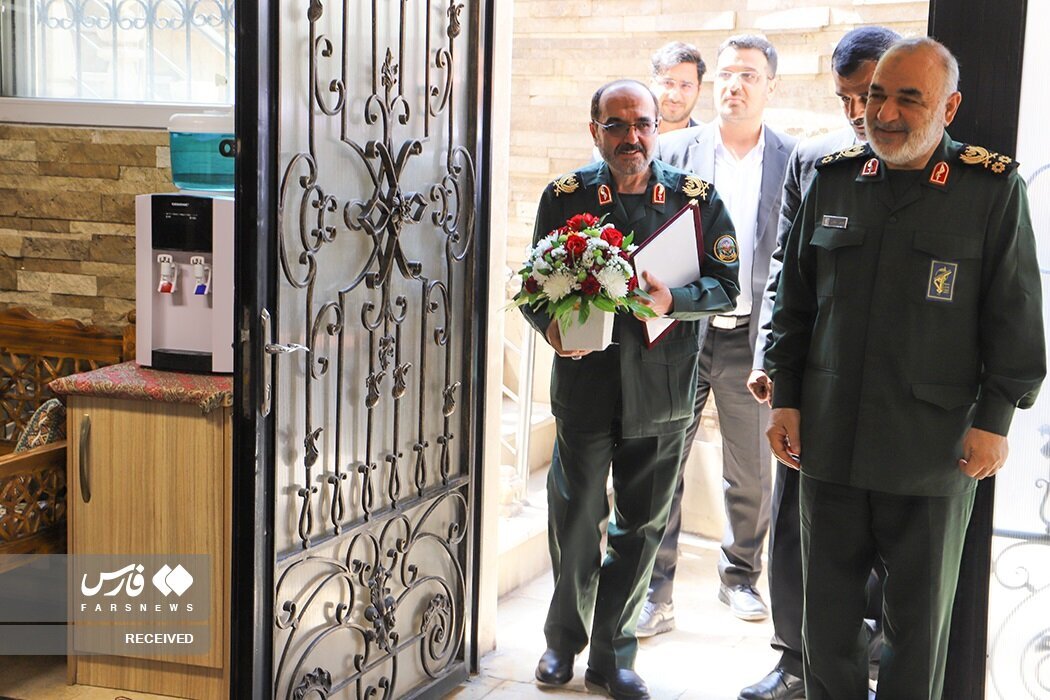 دیدار فرمانده کل سپاه با خانواده «پدر صنعت موشکی ایران» + عکسها