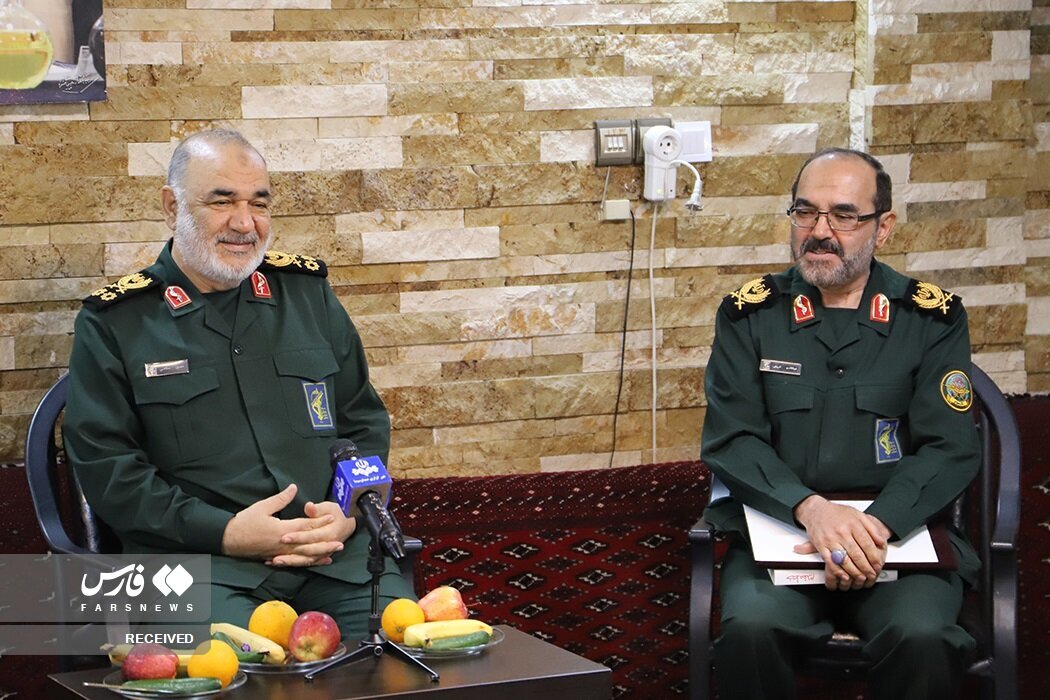 دیدار فرمانده کل سپاه با خانواده «پدر صنعت موشکی ایران» + عکسها