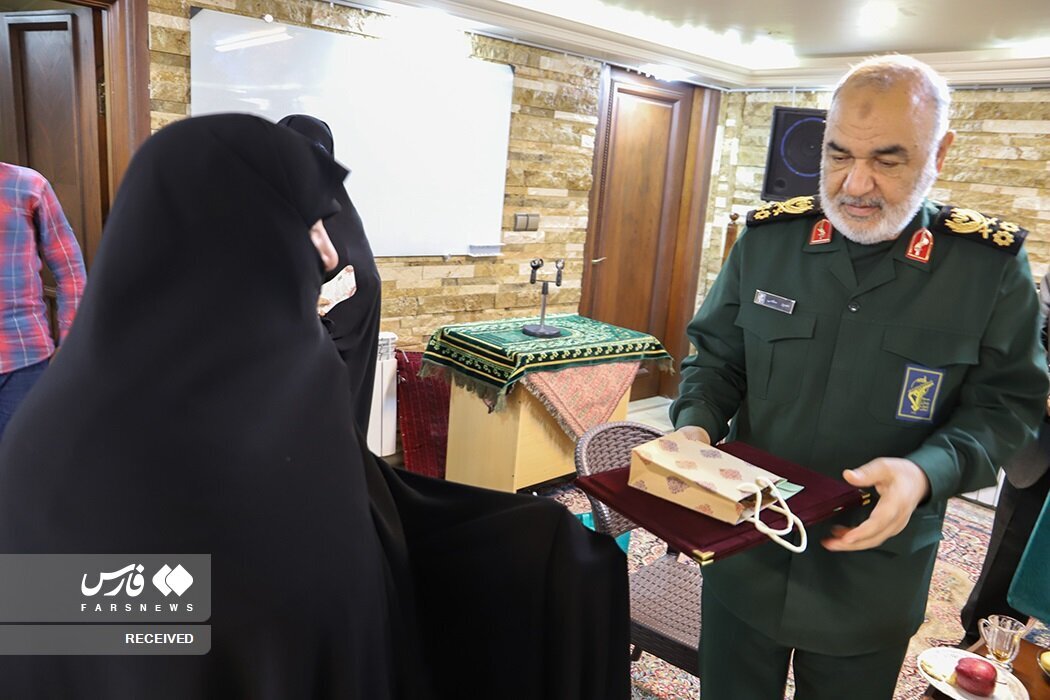 دیدار فرمانده کل سپاه با خانواده «پدر صنعت موشکی ایران» + عکسها