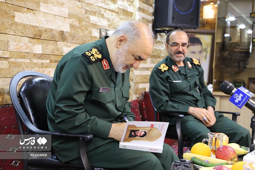 دیدار فرمانده کل سپاه با خانواده «پدر صنعت موشکی ایران» + عکسها