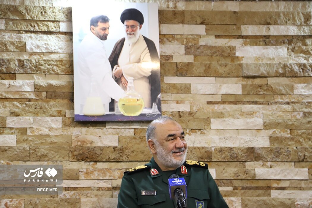 دیدار فرمانده کل سپاه با خانواده «پدر صنعت موشکی ایران» + عکسها