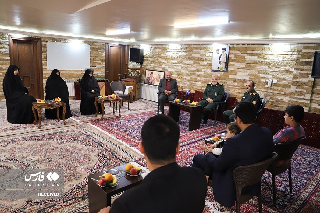 دیدار فرمانده کل سپاه با خانواده «پدر صنعت موشکی ایران» + عکسها