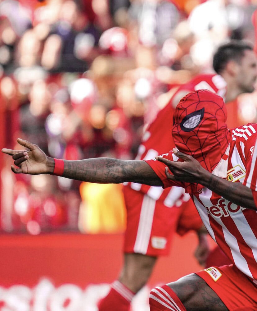 عکس | اسپایدرمن در زمین فوتبال!