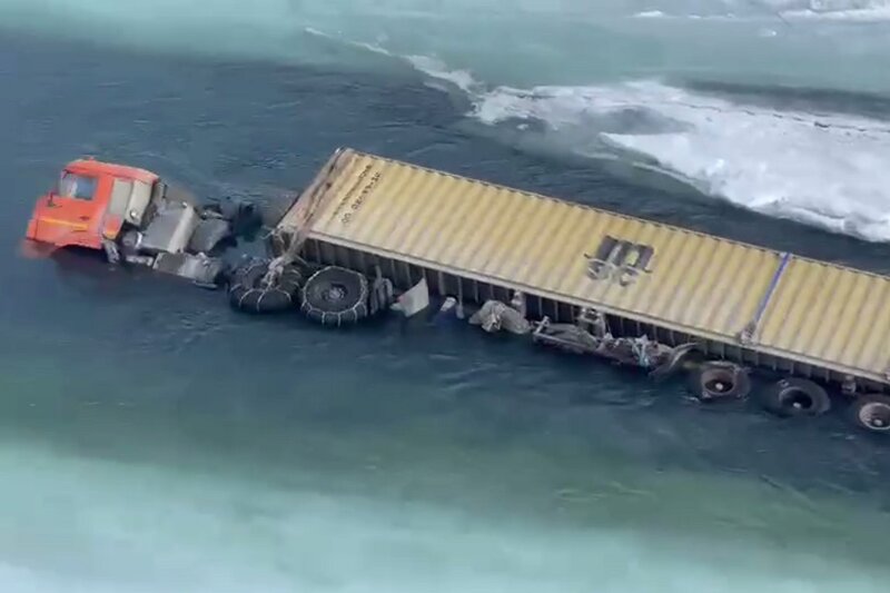 ببینید | فاجعه سقوط کامیون در یخ در خاور دور روسیه