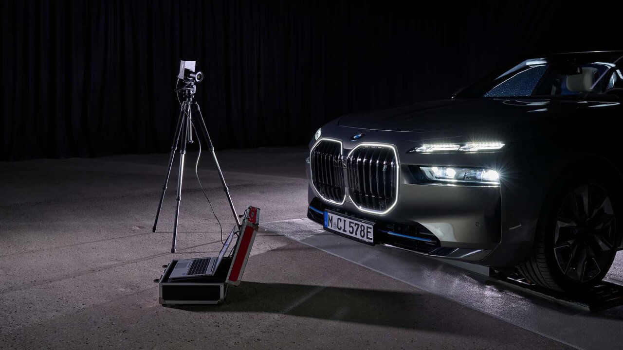 وسواس باورنکردنی بیامو برای ساخت چراغ/ همه چیز زیر ذرهبین است! /عکس