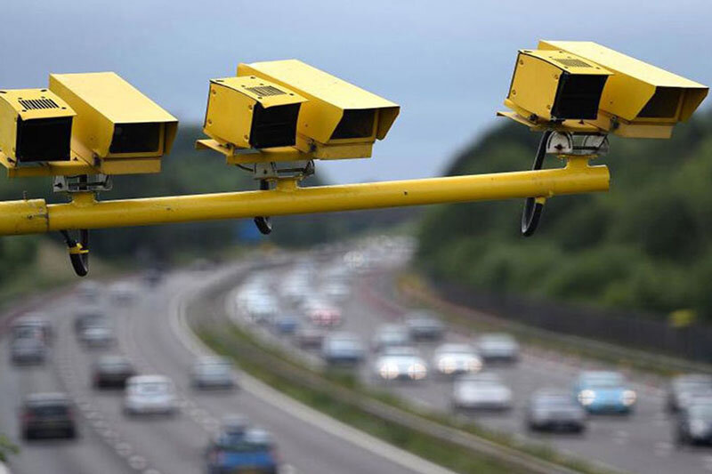 ببینید | سرکار گذاشتن دوربین کنترل سرعت توسط چند جوان!