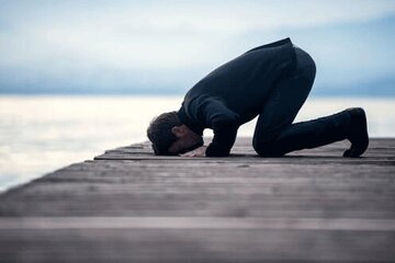 عکس | تصویری خبرساز از اقامه نماز روی زمین خاکی در مرز آمریکا و مکزیک