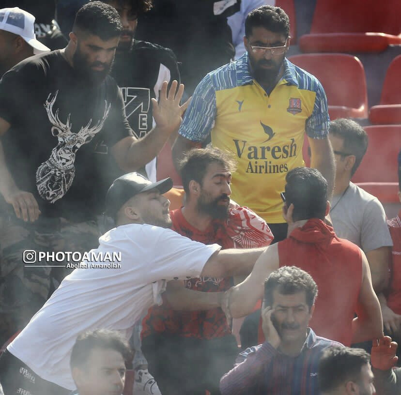 عکس | درگیری شدید هواداران پرسپولیس و نساجی در ورزشگاه