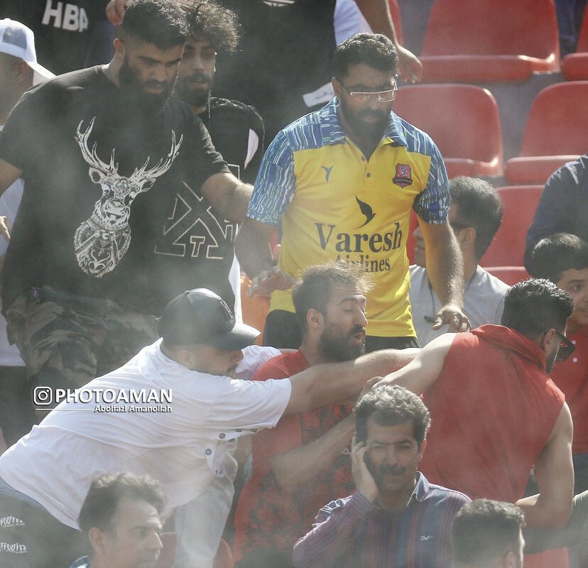 عکس | درگیری شدید هواداران پرسپولیس و نساجی در ورزشگاه
