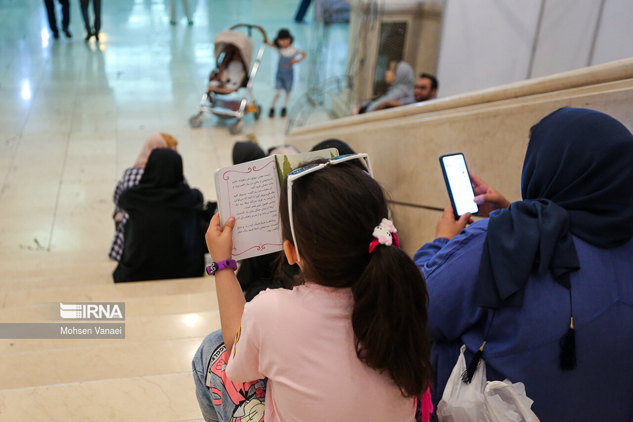 نمایشگاه کتاب امسال؛ صف خرید خوراکی طولانیتر از کتاب/ کتابهای روانشناسی و رمان خارجی بیشترین فروش را داشت/