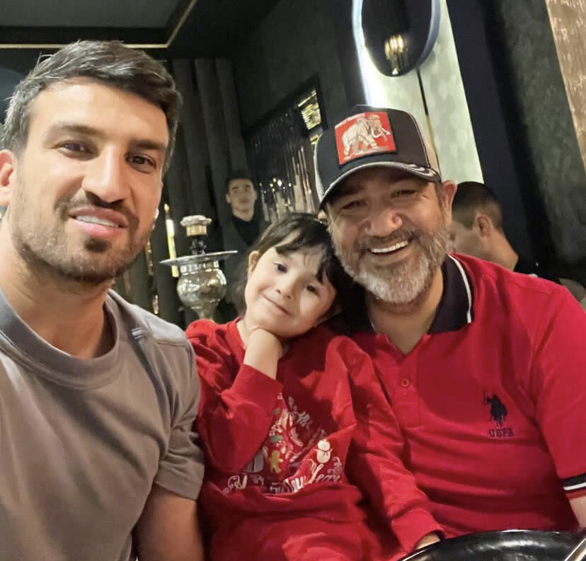 عکس| کاپیتان سابق پرسپولیس در کنار مهران غفوریان تماشاگر جشن قهرمانی