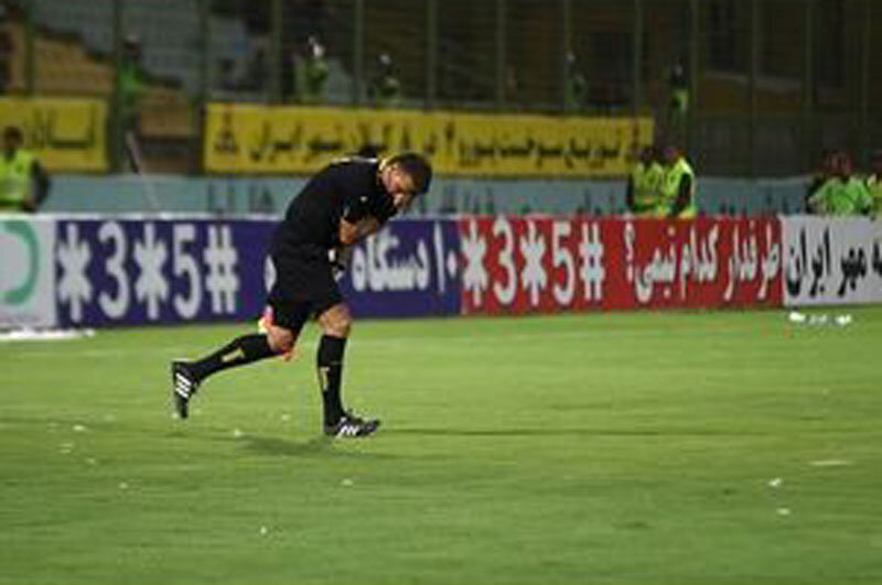 ببینید | تصاویر تلخ از پرتاب سنگ به بازیکنان پرسپولیس در ورزشگاه وطنی