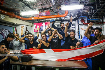 تصاویر | جشن قهرمانی پرسپولیس در وسط دریا!