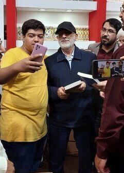 تیپ متفاوت سردار قاآنی در نمایشگاه کتاب + عکس